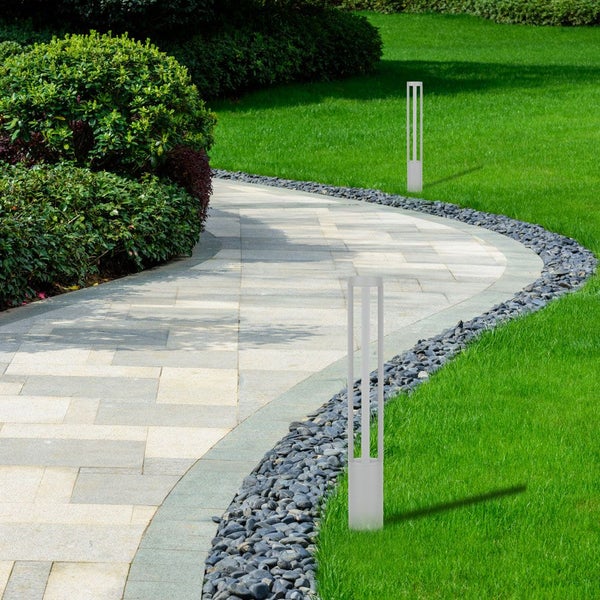 Gartenszene mit Weg, Rasenfläche, Büschen und zwei Wegeleuchten