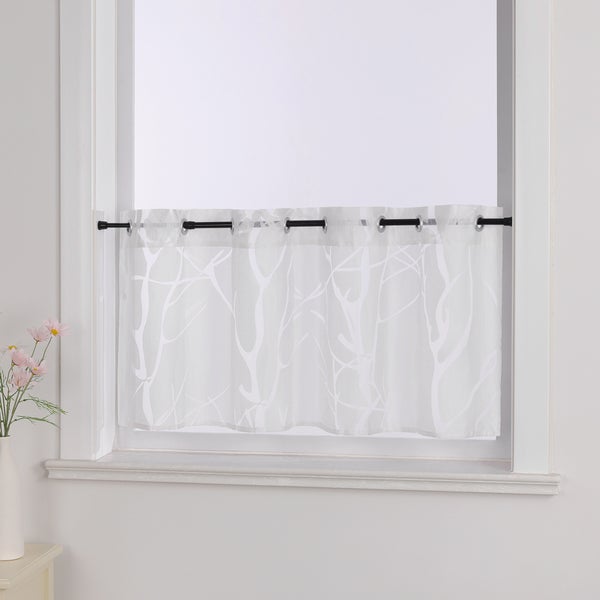 Fenster mit weißem, transparentem Kurzstore mit Baum-Design und Ösenaufhängung