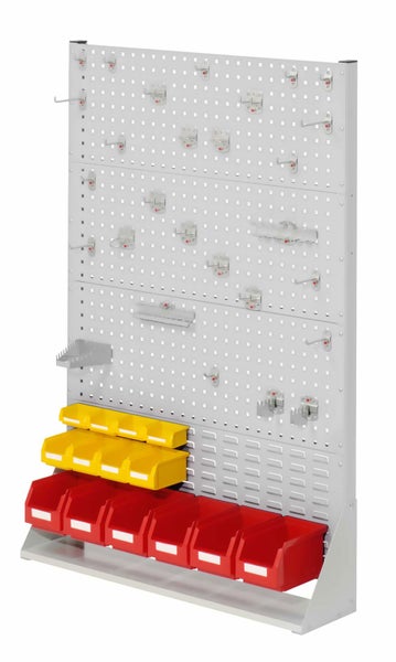 Lochplattenregal mit Haken und Ablageboxen