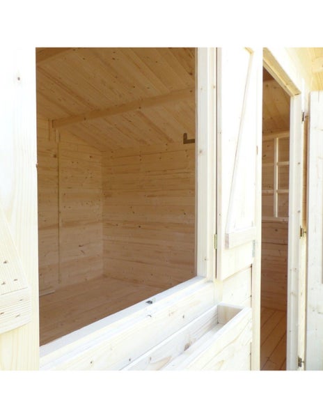 Innenansicht eines Gartenhauses aus Holz mit geöffnetem Fenster und Tür mit Blick auf die Wand- und Dachkonstruktion.