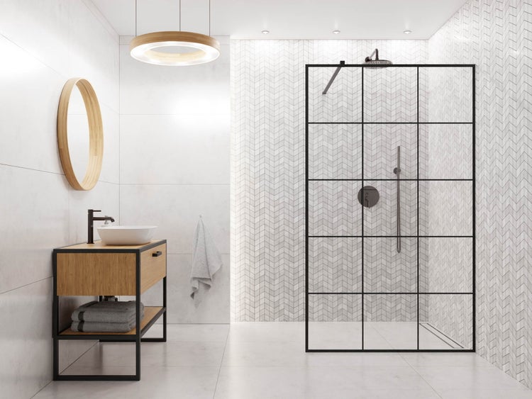 Modernes Badezimmer mit schwarzer Duschwand im Gitterdesign, Holz-Waschtischunterschrank mit Aufsatzbecken, Rundspiegel und Fischgrät-Fliesen.