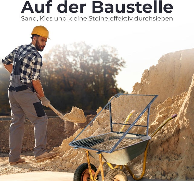 Bauarbeiter auf einer Baustelle siebt Sand mit einem Durchwurfsieb direkt in eine Schubkarre.