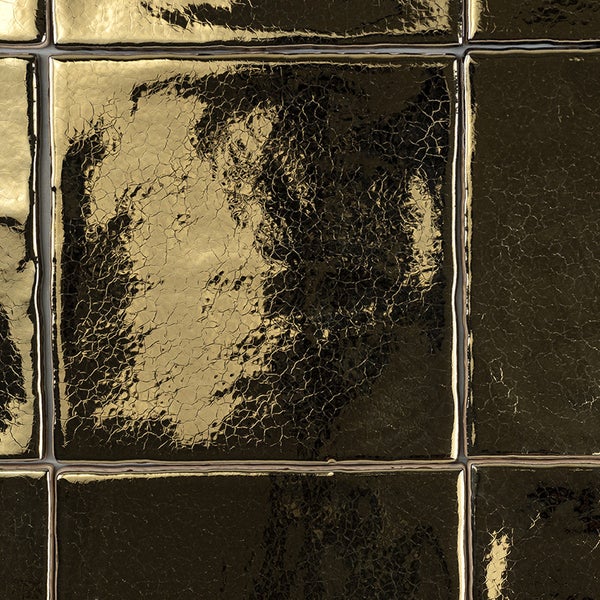 Quadratische Wandfliesen mit glänzender Oberflächenstruktur und rissiger Optik für eine moderne Innenraumgestaltung.