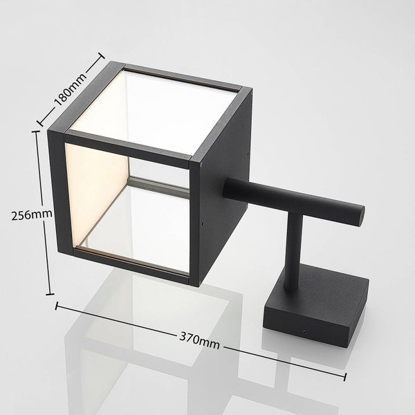 Moderne LED-Wandleuchte in Schwarz, würfelförmig, Maße 180 Millimeter mal 256 Millimeter mal 370 Millimeter.