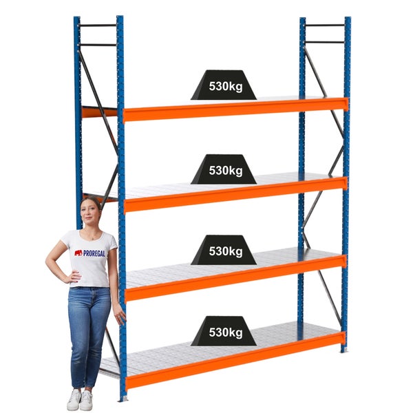 Ein Lagerregal mit vier Ebenen, wobei jede Ebene mit einem Gewicht von 530 Kilogramm belastet ist.