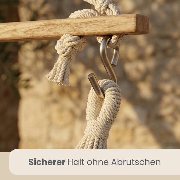 Seilbefestigung mit Metallhaken an einem Holzstab für sicheren Halt bei Hängesesseln oder Hängematten.
