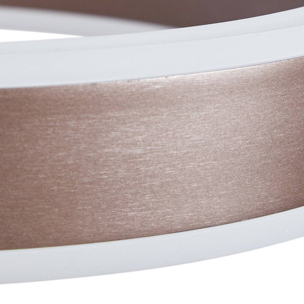 Detailansicht einer Leuchte mit einer Oberfläche aus gebürstetem Metall und weißem Kunststoffrand.