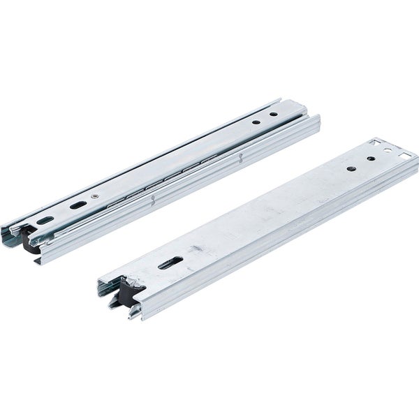 Dekorative Szene mit Tischleuchte, Spiegel, Vasen und Schmuck auf einem Schrank