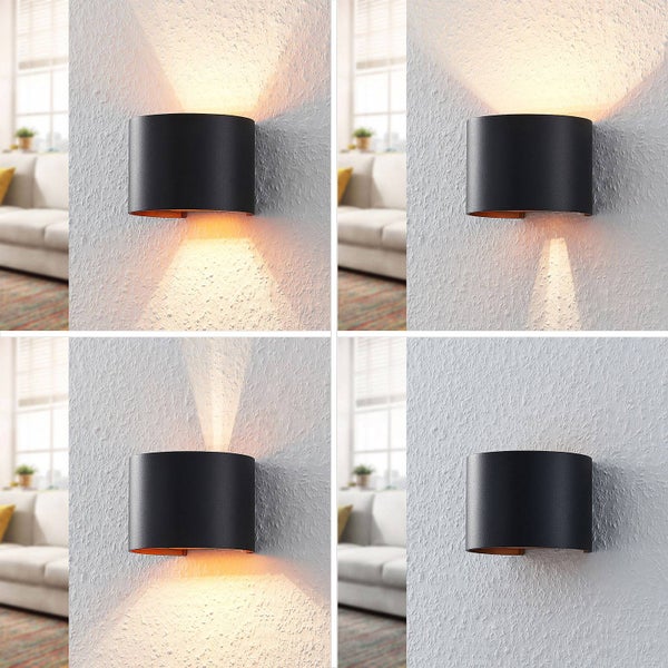 Schwarze Wandleuchte mit verstellbarem Lichtaustritt oben und unten, vier verschiedene Einstellungen des Lichtkegels auf einer strukturierten Wand.