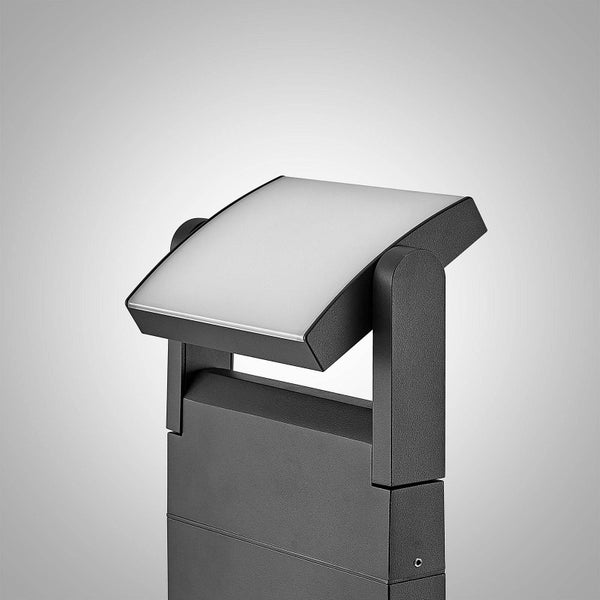 Anthrazitfarbene Außen-Sockelleuchte mit verstellbarem, quadratischem Kopf und mattem Diffusor.