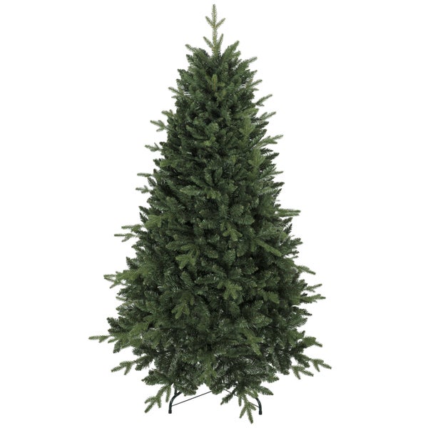 Familie im Wohnzimmer mit einem naturgetreuen künstlichen Weihnachtsbaum mit detaillierten Kunststoffnadeln für ein üppiges Volumen.