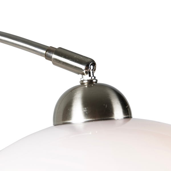 Detail einer Lampe mit verstellbarem Arm und Metallbeschlägen