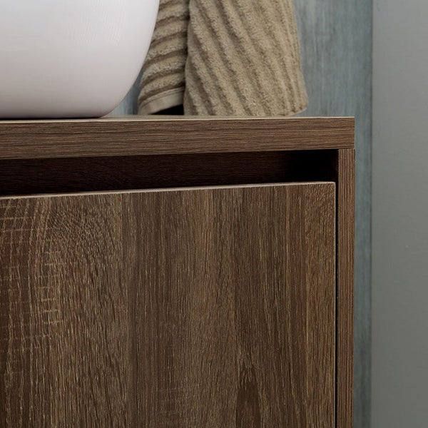 Detailaufnahme eines Waschtischunterschranks mit Holzstruktur