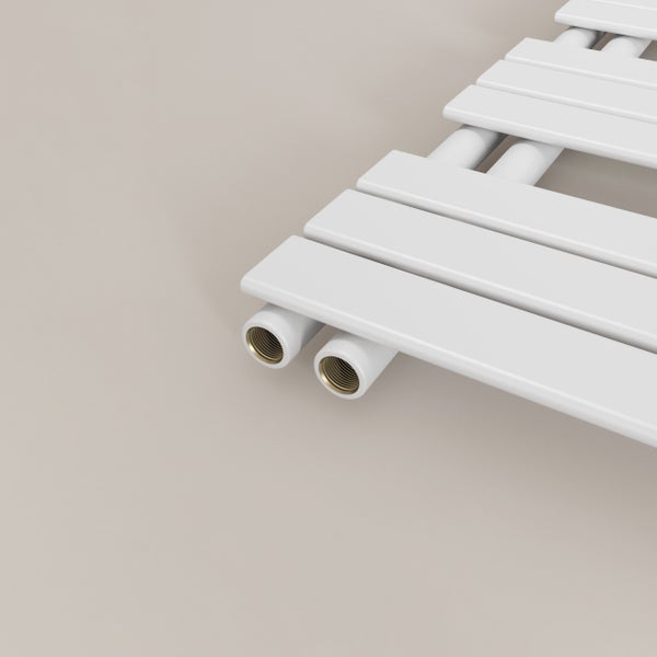 Detailansicht eines Badheizkörpers mit flachen Querprofilen und vertikalen Sammelrohren mit Anschlussgewinde.