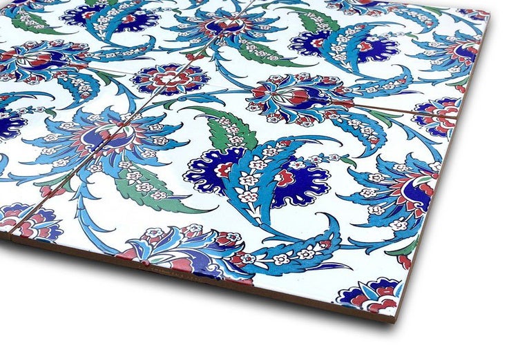 Keramikfliese mit floralem Muster