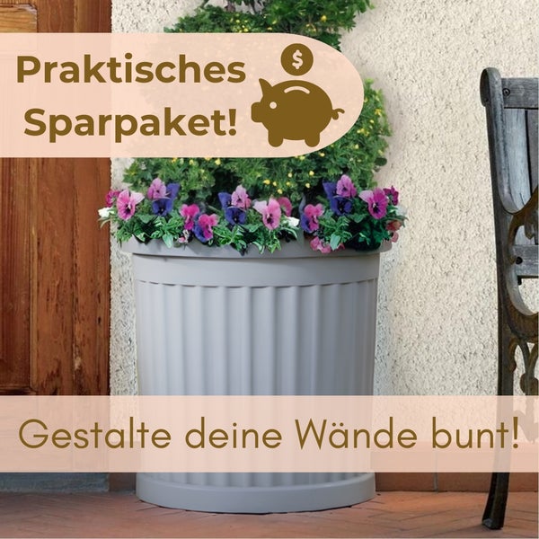Großer Pflanzkübel mit Blumen und dekorativen Pflanzen vor einer Hauswand