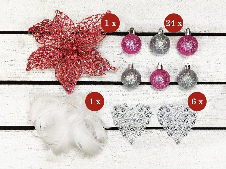 Weihnachtsbaumschmuck Set mit einer Blüte, vierundzwanzig Kugeln und sechs herzförmigen Anhängern sowie einer Federboa zur Dekoration