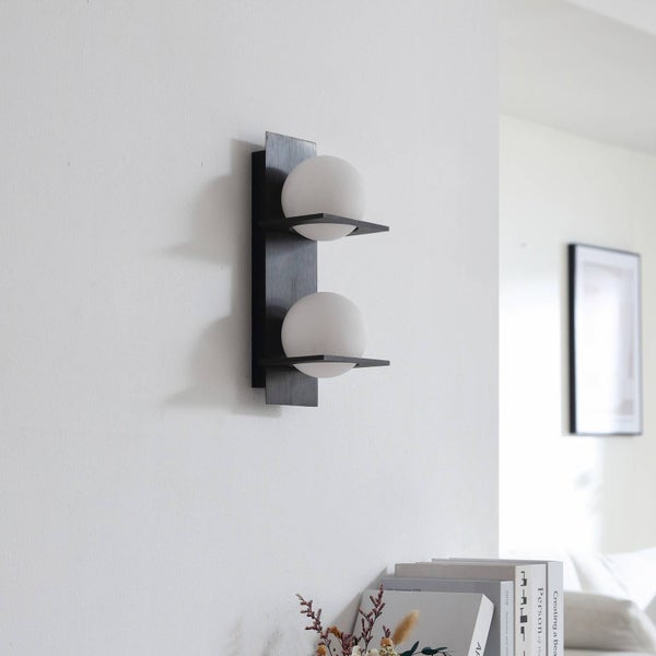 Wandleuchte mit zwei Lampenschirmen in Kugelform