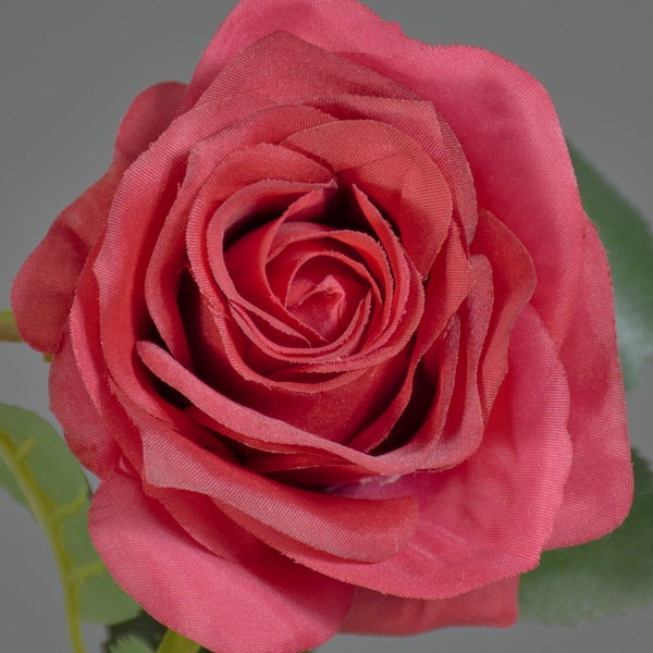 Künstliche rote Rose aus Textilgewebe für Dekorationen.
