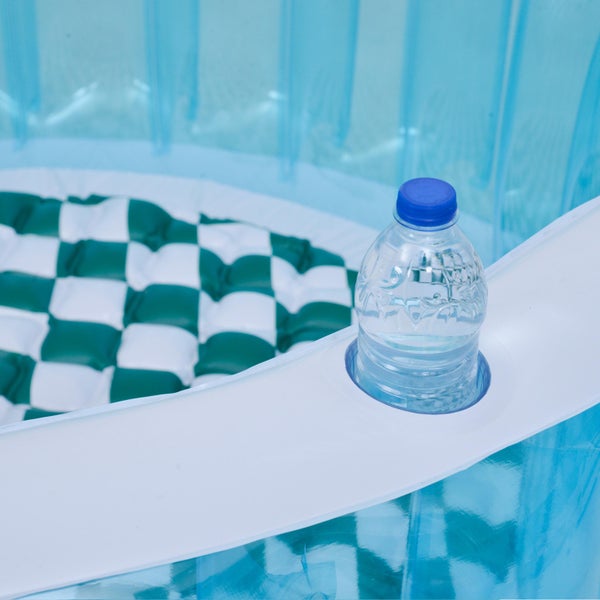 Aufblasbarer Pool mit Getränkehalter und einer Wasserflasche im Rand integriert sowie einem karierten Boden.