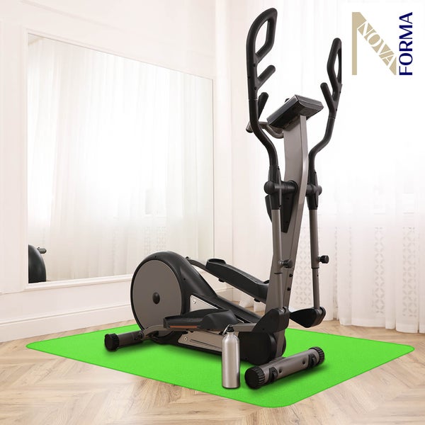 Crosstrainer auf einer grünen Bodenschutzmatte in einem hellen Raum mit Nova Forma Logo.