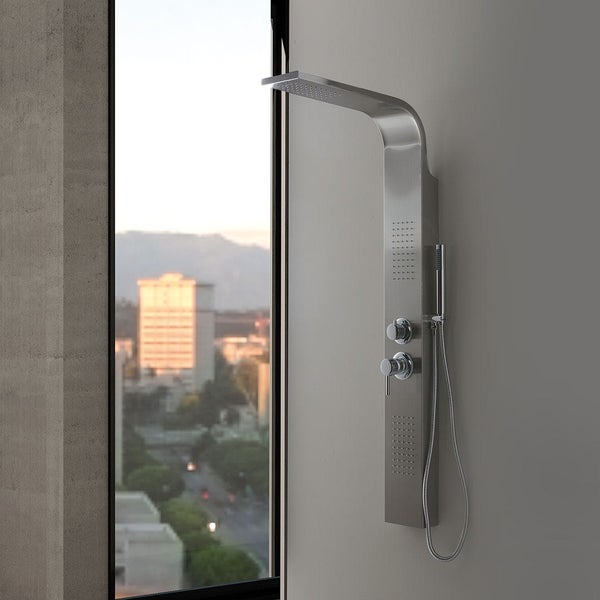 Duschpaneel mit Kopf- und Handbrause im Badezimmer
