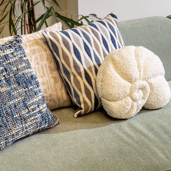 Dekorative Kissen mit verschiedenen Mustern auf einem Sofa