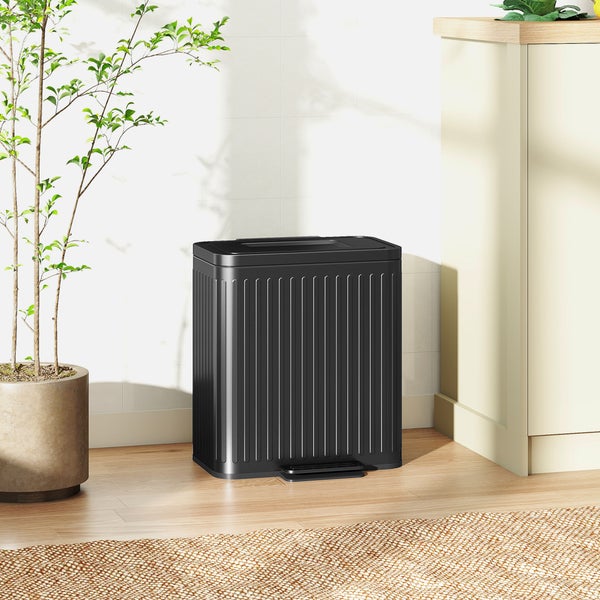 Abfalleimer mit Pedal in einem hellen Raum.