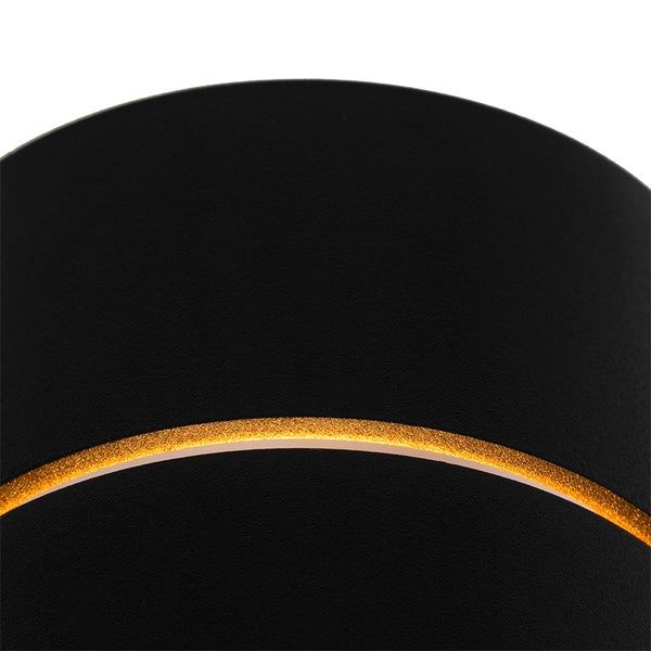 Detail einer runden Deckenleuchte mit goldenem Akzent