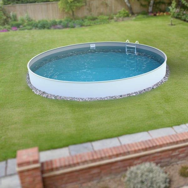 Runder Pool mit Leiter im Garten