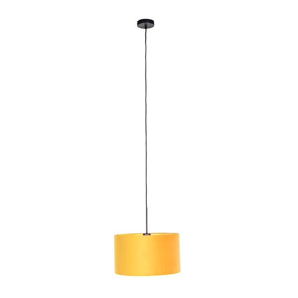 Hängeleuchte mit zylindrischem Schirm aus gelbem Samt und schwarzer Aufhängung.