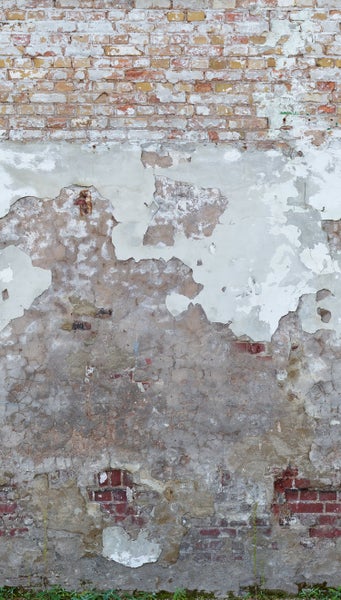 Beschädigte Ziegelwand mit Putzresten