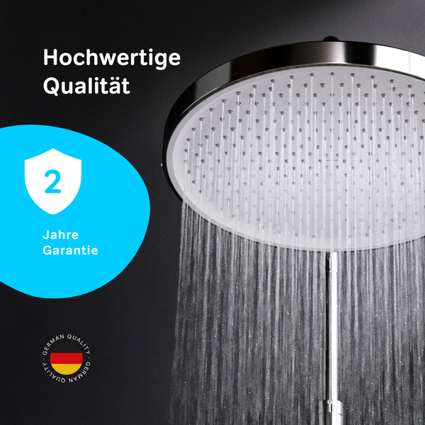 Runde Kopfbrause aus Metall mit laufendem Wasserstrahl und Hinweis auf zwei Jahre Garantie und deutsche Qualität.
