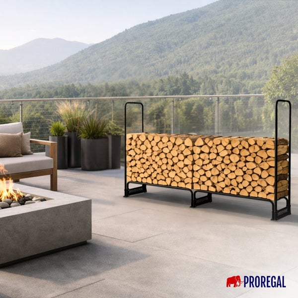 Schwarzes Metall-Kaminholzregal mit Brennholz auf einer modernen Terrasse mit Feuerstelle, Sessel und Bergblick.