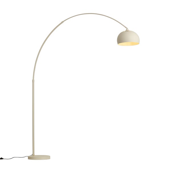 Bogenstehlampe mit rundem Lampenschirm und geschwungenem Gestell.