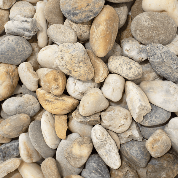 Runde Flusskiesel in verschiedenen Größen und natürlichen Grautönen und Beigetönen für die dekorative Gartengestaltung.