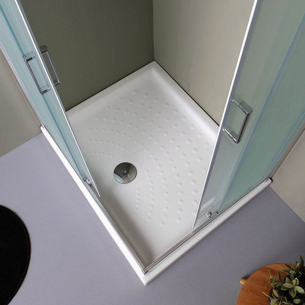 Eckdusche mit flacher Duschwanne und Schiebetüren.