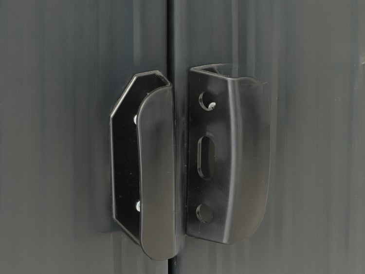 Türgriff aus Metall für ein Gerätehaus mit einer Vorrichtung für ein Vorhängeschloss.
