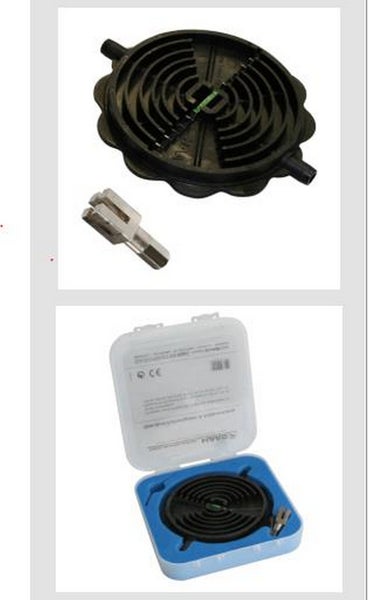 Nivellierhilfe Set aus schwarzem Kunststoff mit integrierter Libelle, Metalladapter und transparentem Aufbewahrungskoffer mit blauer Einlage.