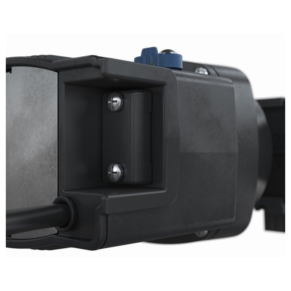 Detailansicht eines schwarzen Kunststoffgehäuses mit Schrauben und Kabelanschluss.