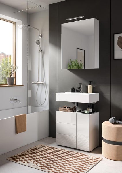 Modernes Badezimmer mit weißem Waschbecken, Unterschrank, Spiegelschrank und Badewanne mit Duschwand aus Glas.