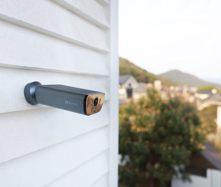 An einer Wand montierte Überwachungskamera mit EZVIZ Logo