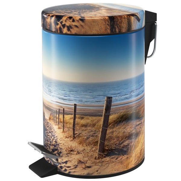 Runder Tretmülleimer aus Metall mit einem aufgedruckten Strandmotiv bestehend aus Dünen, Meer und Himmel.