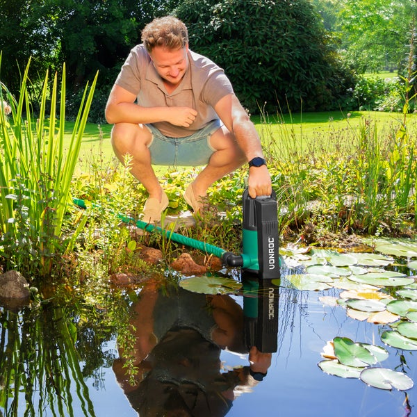 Tauchpumpe im Betrieb mit Wasserfontäne