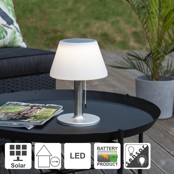 Aussenaufnahme einer LED Tischleuchte mit Solarfunktion auf einem Tisch