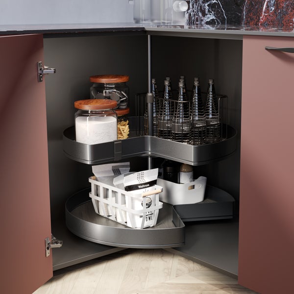 Modernes Eckschrank-Karussell mit zwei Etagen in einem organisierten Küchenschrank, bestückt mit Vorratsgläsern, Flaschen und Kunststoffkörben.