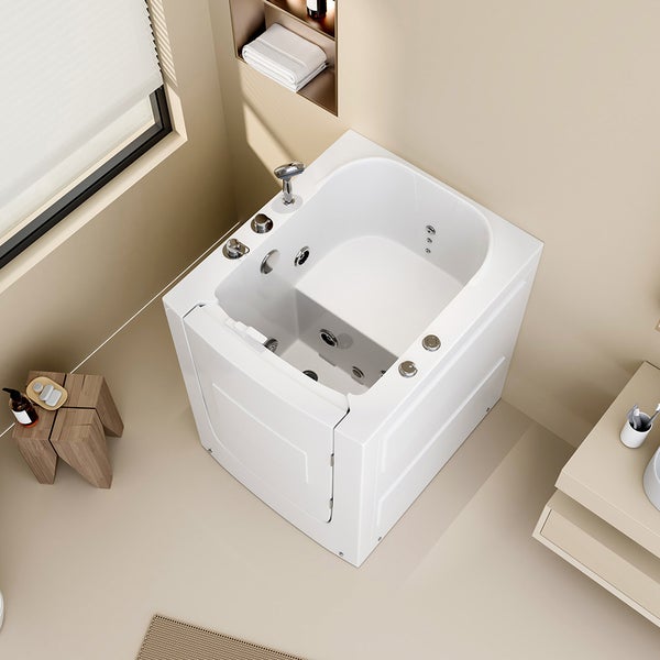 Weiße Sitzbadewanne mit integrierter Tür, Sitzfläche, Whirlpooldüsen und Armaturen in einem modernen Badezimmer.