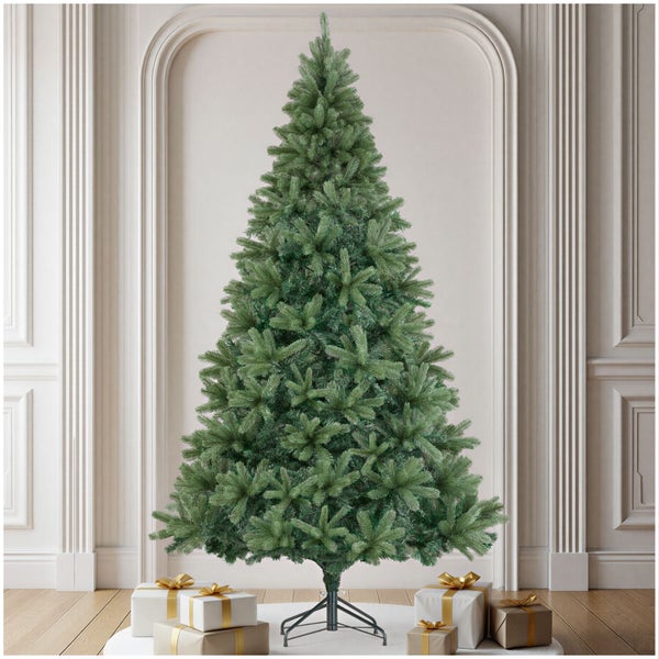 Künstlicher Weihnachtsbaum in einem Innenraum mit Geschenkpaketen am Boden.