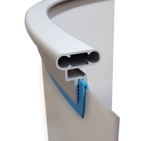 Detailansicht eines Poolrandsteins mit Einhängeprofil