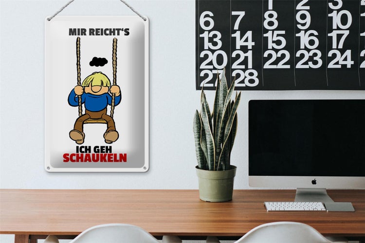 Baum mit Sitzbank im Freien